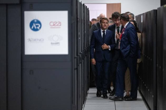 News Bilder des Tages Emmanuel Macron, President of the French Republic, walks through the facilities of the Alice Recoque supercomputer site during a visit to the European Forum on Computing Power, Quantum Sciences and Technologies, and Semiconductors at the Very Large Computing Center of the Commissariat à lénergie alternative et à lénergie atomique CEA in Bruyères le Châtel, au sud de Paris, le 22 mai 2026 Grégoire Campione Pool Bestimage French President during a visit to the European Forum on Computing Power, Quantum Sciences and Technologies, and Semiconductors at the Very Large Computing Centre of the French Alternative Energies and Atomic Energy Commission CEA in Bruyeres le Chatel, south of Paris, France, on May 22, 2026 Bruyères le Châtel France Copyright: xGrà goirexCampione Pool BestimagexGrà goirexCampione Pool Bestimagex