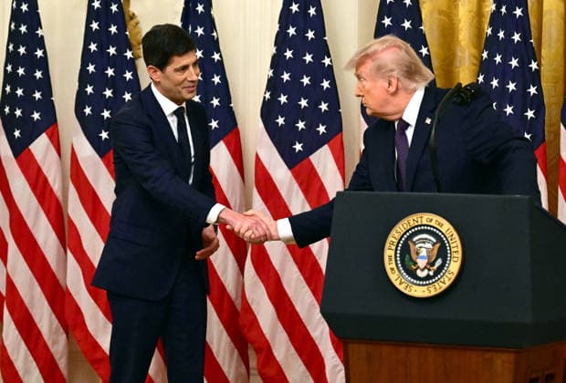 May 22, 2026, Washington, District Of Columbia, USA: United States President Donald J Trump, right, shakes hands with Kevin Warsh, Chair of the Board of Governors of the Federal Reserve System, left, as they participates in the swearing-in ceremony for Warsh in the East Room of the White House in Washington, DC, USA, on Friday, May 22, 2026 Washington USA - ZUMAs152 20260522_faa_s152_025 Copyright: xKylexMazzax-xNUFxxviaxCNPx