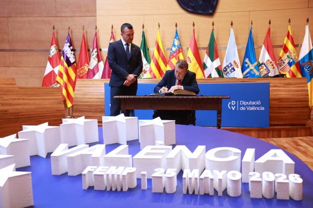 Valencia hosts the meeting of the Commission of Provincial Councils, Cabildos and Island Councils The President of the Provincial Council of Seville, Javier Fernandez, signs in the book of honor before participating in the meeting of the Commission of Provincial Councils, Cabildos and Island Councils, held in Valencia On May 25, 2026 in Valencia Spain The President of the Provincial Council of Seville, Javier Fernandez, has participated this Monday, May 25, in the Commission of Provincial Councils, Councils and Island Councils of the FEMP, held in Valencia and where the presidents of provincial and island governments across the country have addressed key issues related to funding, autonomy and updating procedures in these local administrat Copyright: xRocioxRuzx 7548264