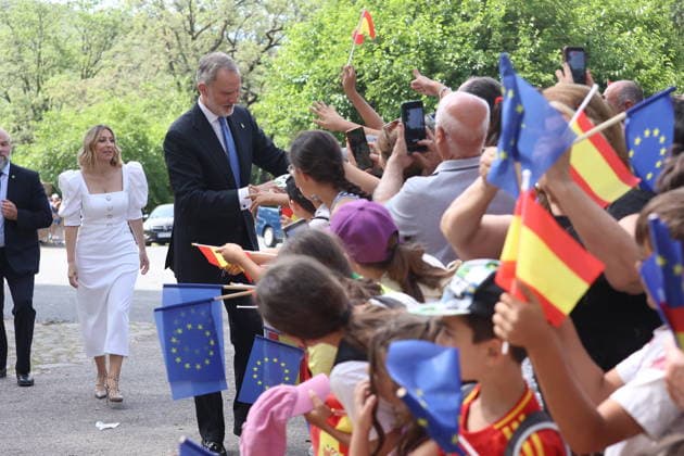 Entertainment Bilder des Tages The King presents the XIX European Charles V Award at the Monastery of Yuste Cáceres King Felipe VI, and the President of the Regional Government of Extremadura, María Guardiola, on their arrival at the presentation of the XIX European Charles V Award to the European Committee of the Regions, at the Monastery of San Jerónimo de Yuste, on May 25, 2026, in Cuacos de Yuste, Cáceres, Extremadura Spain The award was collected by the acting President of the Regional Government of Andalusia, The European Committee of the Regions, the consultative assembly which brings together local and regional representatives of the European Union, has received an award for enabling citizens to bring their everyday problems and concerns to the attention of the Copyright: xJorgexArmestarx 7548384