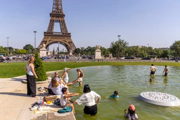 Paris, France May 25, 2026 - People cool off in the pond in the Trocadero Gardens near the Eiffel Tower. A remarkable heat wave is sweeping across Europe. Temperatures in the French capital are about 10 degrees higher than the seasonal average, with temperatures exceeding 30 degrees, reaching the threshold for a heat wave. METEO, CANICULE, FORTES CHALEURS, ILLUSTRATION, ESTIVAL, ESTIVALE, GENERIQUE, SOLEIL, TOURISME, SITE TOURISTIQUE, PARIS, LIFESTYLE, EAU, BAIGNADE, TROCADERO, RAFRAICHISSEMENT, FONTAINES, VIGILANCE, Copyright: xVincentxIsorex