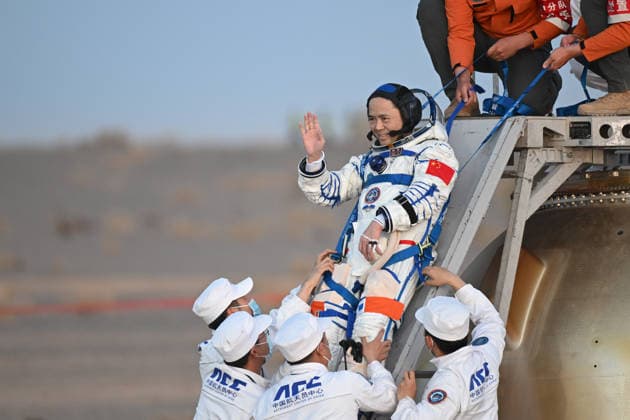 (260529) -- JIUQUAN, May 29, 2026 -- Astronaut Zhang Lu, commander of the three-member Shenzhou-21 crew, is out of the Shenzhou-22 spaceship s return capsule after it touched down at the Dongfeng landing site in north China s Inner Mongolia Autonomous Region, May 29, 2026. The return capsule of the Shenzhou-22 spaceship, carrying the Shenzhou-21 astronauts Zhang Lu, Wu Fei and Zhang Hongzhang, touched down at the Dongfeng landing site on Friday. The three astronauts are all in good health condition, the China Manned Space Agency said, noting that the Shenzhou-21 spaceflight mission is a complete success. ) FOCUS Shenzhou-22 return capsule touches down, astronauts all sound LianxZhen