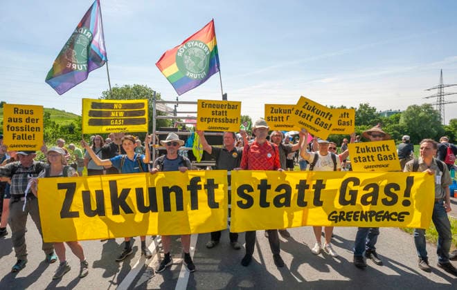 News Bilder des Tages Greenpeace-Aktivisten demonstrieren mit einem Banner 20260530ad252 Zukunft statt Gas! Demonstration gegen den Neubau von Gaskraftwerken Protest Klimaschutz, Gaskraftwerke, Aktivisten, Banner, Transparent, Umweltbewegung, Energiepolitik, Klimabewegung, Nachhaltigkeit, Regenbogenflagge, friedlich, umweltbewusst, klimapolitisch, engagiert, nachhaltig, gesellschaftlich, kritisch, aktivistisch, entschlossen, demonstrieren, protestieren, fordern, kritisieren, mobilisieren, versammeln, engagieren, teilnehmen, thematisieren, verhindern, klimafreundliche Energiezukunft Hamm Nordrhein-Westfalen NRW Deutschland Germany Copyright: xAchimxDuwentästerx