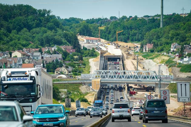 News Bilder des Tages Niefern-Öschelbronn, Baden-Württemberg, Deutschland, Europa, Autobahn A8, Enztalquerung, Autobahnausbau, Großbaustelle, Tunnelbau, Straßenbau, Infrastrukturprojekt, Verkehrsführung, Baustellenverkehr, stockender Verkehr, Stau, Individualverkehr, Pendlerverkehr, Reiseverkehr, LKW-Verkehr, Gütertransport, Logistik, Mobilität, Verkehrsinfrastruktur, Brückenbau, Tunnelportal, Lärmschutzwand, Baukräne, Baustelle Deutschland, Engpass, Fahrbahnverengung, Verkehrssicherheit, Investitionen in Infrastruktur, Bundesverkehrswegeplan, Bauwirtschaft, Enzkreis, Pforzheim, Karlsruhe-Stuttgart, Wirtschaft, Lieferketten, Modernisierung, Verkehrspolitik. Copyright: xJOERANxSTEINSIEKx