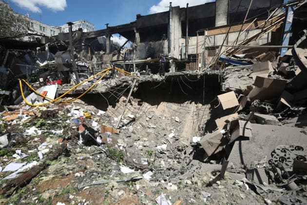 Aftermath of Russian overnight attack in Kyiv?s Podilskyi district The aftermath of a missile and drone strike is seen in the Podilskyi district, Kyiv, Ukraine, on June 2, 2026. The overnight event results in six fatalities and 79 injuries, including three children, in the Ukrainian capital. In the Podilskyi district, residential buildings, a garage cooperative, a communal enterprise, and a four-story educational institution sustain damage. Kyiv Ukraine Copyright: xOLEKSANDRxKLYMENKOx originalFilename: ukrinform-aftermat260602_npCrz.jpg