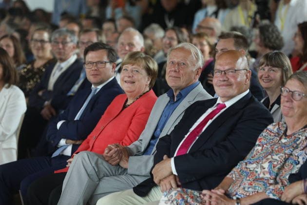 Carsten Schneider, Bundesminister für Umwelt, Klimaschutz, Naturschutz und nukleare Sicherheit, Angela Merkel (CDU), Bundeskanzlerin a. D., Jürgen Trittin (Bündnis 90 Die Grünen), Peter Altmaier (CDU), Barbara Hendricks (SPD), Svenja Schulze (SPD) während des Festaktes Seit 40 Jahren NaturVerbunden zum 40. Jubiläum des Bundesumweltministeriums im Cafà Moskau. Berlin, 02.06.2026 Copyright: xAgenturxMatthiasxWehnertx xM.xGränzdörferx