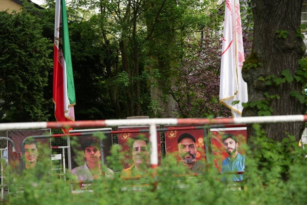 News Bilder des Tages Berlin, GER, Berlin,20260603, Berlin, Solidaritätskundgebung , Demo, Die Botschaft muss geschlossen werden, Podbielskiallee 69, Mittelstreifen vor der iranischen Botschaft, Protestcamp
