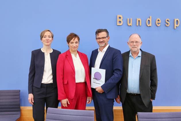Berlin, Deutschland, 08.06.2026: Bundespressekonferenz: Vorstellung Friedensgutachten 2026: L-R: Ursula Schröder, Institut für Friedensforschung und Sicherheitspolitik an der Universität Hamburg (IFSH), Nicole Deitelhoff, PRIF ? Leibniz-Institut für Friedens- und Konfliktforschung, Conrad Schetter, Bonn International Centre for Conflict Studies (bicc), Tobias Debiel, Institut für Entwicklung und Frieden (INEF) der Universität Duisburg-Essen, Copyright: xdtsxNachrichtenagenturx dts_121923