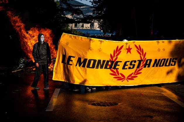 News Bilder des Tages #2 Demonstration against the G7 summit in Geneva on June 14, 2026 Nicolas Liponne MAXPPP Geneve 14 06 2026 Black Bloc protesters hold a banner reading The world is ours in front of a burning barricade during clashes with police at the international demonstration against fascism, capitalism and imperialism, part of the mobilization against the G7 summit, qui aura lieu à Évian du 15 au 17 juin, à Genève le 14 juin 2026 Black Bloc protesters hold a banner reading The world is ours in front of a burning barricade during clashes with police at the international demonstration against fascism, capitalism, and imperialism, as part of the mobilization for the G7 counter summit, which will take place in Évian from June 15 to 17, in Geneva on June 14, 2 Copyright: xMAXPPPxNicolasxLiponnex NLP202606152353 NLP202606152353