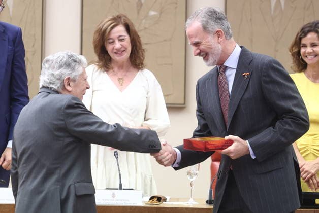 The King presides over the award ceremony of the VI Premio 15 de Junio King Felipe VI presents the award to journalist Miguel Ángel Aguilar i during the award ceremony of the VI Premio 15 de Junio a los Valores Constitucionales, in the Congress of Deputies, June 15, 2026, in Madrid Spain In this edition, the award goes to journalist and writer Miguel Ángel Aguilar in recognition of an exemplary career in defense of freedom of expression and freedom of the press, two fundamental constitutional values which, moreover, represent an essential counterweight for the proper functioning of any democracy June 15, 1977 marks one of the most important moments in Spains recent history, the first democratic elections in which all Spaniards voted freely Copyright: xEduardoxParrax 7598538