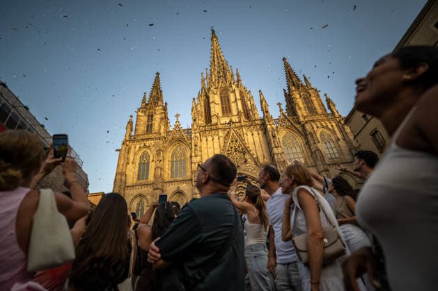 Barcelona celebrates the 50th anniversary of the end of the dictatorship with a poem bombardment over the Cathedral. Dozens of people took part in the poem bombardment event to celebrate the 50th anniversary of the end of the dictatorship, near the Cathedral on June 20, 2026, in Barcelona, Catalonia, Spain. A helicopter will drop 100,000 poems in the form of bookmarks, which people will be able to pick up from the ground. The event is conceived as a symbolic and pacifist action to transform a space historically associated with fascist bombings during the Civil War into a place of culture and remembrance. JUNE 20, 2026 Lorena Sopê Barcelona, Catalonia Barcelona, Catalonia, Spain,detected_source_language Copyright: xLorenaxSopênax 7612035