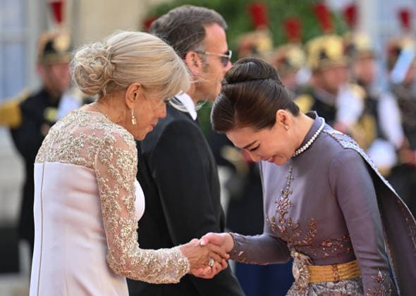President Emmanuel Macron, Brigitte Macron, and Queen Suthida arriving at the Élysée Palace for a state dinnerstate dinner in honor of the visit of the King of Thailand and his wife to Paris on June 29, 2026. Christian Liewig Bestimage Arrivals at the state dinner held at the Élysée Palace in Paris in honor of the visit of the King of Thailand and his wife. Paris, France Copyright: xChristianxLiewigx xBestimagexChristianxLiewigx xBestimagex