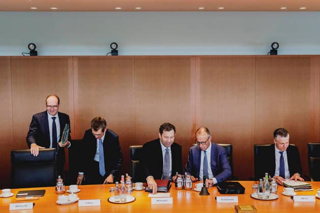 (L-R) Alexander Dobrindt (CSU), Bundesminister des Innern, Steffen Meyer, Staatssekretaer im Bundesministerium der Finanzen, Lars Klingbeil, Bundesminister der Finanzen, Friedrich Merz (CDU), Bundeskanzler, und Thorsten Frei (CDU), Chef des Bundeskanzleramtes, aufgenommen im Rahmen der Kabinettssitzung im Bundeskanzleramt in Berlin, 06.07.2026. Bei der heutigen Sitzung will die Regierung den Haushaltsentwurf beschliessen. Berlin Deutschland Copyright: xFlorianxGaertnerx