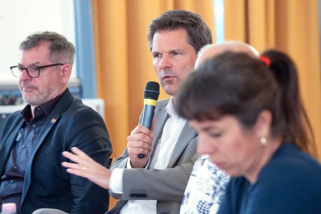 Werner Graf, Steffen Krach, Elif Eralp, Spitzenkandidaten ihrer Parteien zur Abgeordnetenhauswahl, Podiumsdiskussion in Dahlem, Mittwochabend, Berlin, 29. Juli 2026 Deutschland, Berlin, 29. Juli 2026, Werner Graf, Die Grünen, Steffen Krach, SPD, Elif Eralp, Die Linke, SpitzenkandidatInnen ihrer Parteien zur Abgeordnetenhauswahl, öffentliche Podiumsdiskussion zum Thema: Ist die Wehrhafte Demokratie nur ein Lippenbekenntnis?, AfD-Verbot, veranstaltet vom Bündnis Südwest Weltoffen, Gemeindehaus der Evangelischen Kirche Dahlem,