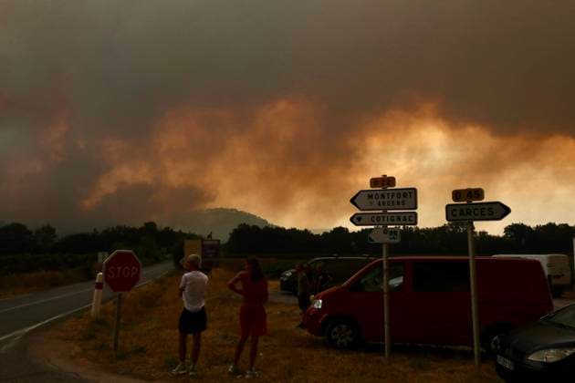 FIRE IN THE VAR REGION IN MONTFORT PHOTOPQR NICE MATIN BOUTRIA LUC 07 31 2026 Photo by Boutria Luc, Nice Matin, Varmatin FIRE IN THE VAR REGION IN MONTFORT Driven by gusts of mistral wind, the blaze is spreading rapidly, creating alarming fire jumps toward Montfort-sur-Argens. Faced with the imminent danger, the Var Prefecture immediately activated the FR Alert system, sending emergency notifications to the cell phones of residents in the area. Montfort-sur-Argens, Var, France, July 31, 2026 – Firefighters battle a flare-up of the Gros Bessillon wildfire near Montfort-sur-Argens as strong mistral winds drive the flames toward the village, France Copyright: xPHOTOPQR NICExMATIN MAXPPPxBOUTRIAxLUCx 20260731NIM1119 20260731NIM1119