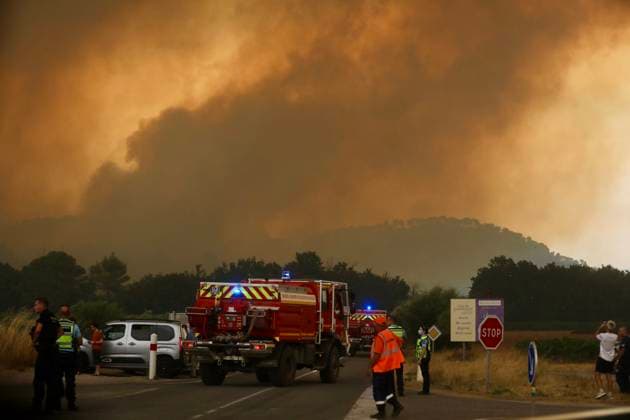 FIRE IN THE VAR REGION IN MONTFORT PHOTOPQR NICE MATIN BOUTRIA LUC 07 31 2026 Photo by Boutria Luc, Nice Matin, Varmatin FIRE IN THE VAR REGION IN MONTFORT Driven by gusts of mistral wind, the blaze is spreading rapidly, creating alarming fire jumps toward Montfort-sur-Argens. Faced with the imminent danger, the Var Prefecture immediately activated the FR Alert system, sending emergency notifications to the cell phones of residents in the area. Montfort-sur-Argens, Var, France, July 31, 2026 – Firefighters battle a flare-up of the Gros Bessillon wildfire near Montfort-sur-Argens as strong mistral winds drive the flames toward the village, France Copyright: xPHOTOPQR NICExMATIN MAXPPPxBOUTRIAxLUCx 20260731NIM1121 20260731NIM1121