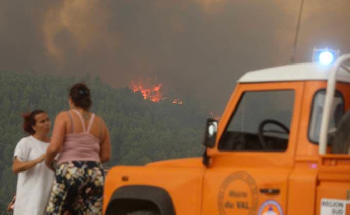 FIRE IN THE VAR REGION IN MONTFORT PHOTOPQR NICE MATIN BOUTRIA LUC 07 31 2026 Photo by Boutria Luc, Nice Matin, Varmatin FIRE IN THE VAR REGION IN MONTFORT Driven by gusts of mistral wind, the blaze is spreading rapidly, creating alarming fire jumps toward Montfort-sur-Argens. Faced with the imminent danger, the Var Prefecture immediately activated the FR Alert system, sending emergency notifications to the cell phones of residents in the area. Montfort-sur-Argens, Var, France, July 31, 2026 – Firefighters battle a flare-up of the Gros Bessillon wildfire near Montfort-sur-Argens as strong mistral winds drive the flames toward the village, France Copyright: xPHOTOPQR NICExMATIN MAXPPPxBOUTRIAxLUCx 20260731NIM1127 20260731NIM1127