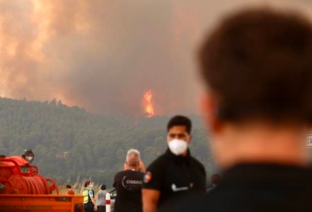 FIRE IN THE VAR REGION IN MONTFORT PHOTOPQR NICE MATIN BOUTRIA LUC 07 31 2026 Photo by Boutria Luc, Nice Matin, Varmatin FIRE IN THE VAR REGION IN MONTFORT Driven by gusts of mistral wind, the blaze is spreading rapidly, creating alarming fire jumps toward Montfort-sur-Argens. Faced with the imminent danger, the Var Prefecture immediately activated the FR Alert system, sending emergency notifications to the cell phones of residents in the area. Montfort-sur-Argens, Var, France, July 31, 2026 – Firefighters battle a flare-up of the Gros Bessillon wildfire near Montfort-sur-Argens as strong mistral winds drive the flames toward the village, France Copyright: xPHOTOPQR NICExMATIN MAXPPPxBOUTRIAxLUCx 20260731NIM1130 20260731NIM1130