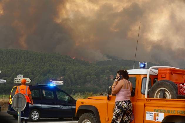 FIRE IN THE VAR REGION IN MONTFORT PHOTOPQR NICE MATIN BOUTRIA LUC 07 31 2026 Photo by Boutria Luc, Nice Matin, Varmatin FIRE IN THE VAR REGION IN MONTFORT Driven by gusts of mistral wind, the blaze is spreading rapidly, creating alarming fire jumps toward Montfort-sur-Argens. Faced with the imminent danger, the Var Prefecture immediately activated the FR Alert system, sending emergency notifications to the cell phones of residents in the area. Montfort-sur-Argens, Var, France, July 31, 2026 – Firefighters battle a flare-up of the Gros Bessillon wildfire near Montfort-sur-Argens as strong mistral winds drive the flames toward the village, France Copyright: xPHOTOPQR NICExMATIN MAXPPPxBOUTRIAxLUCx 20260731NIM1136 20260731NIM1136