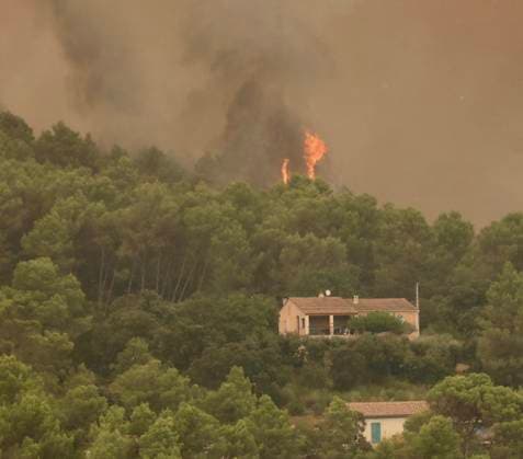 FIRE IN THE VAR REGION IN MONTFORT PHOTOPQR NICE MATIN BOUTRIA LUC 07 31 2026 Photo by Boutria Luc, Nice Matin, Varmatin FIRE IN THE VAR REGION IN MONTFORT Driven by gusts of mistral wind, the blaze is spreading rapidly, creating alarming fire jumps toward Montfort-sur-Argens. Faced with the imminent danger, the Var Prefecture immediately activated the FR Alert system, sending emergency notifications to the cell phones of residents in the area. Montfort-sur-Argens, Var, France, July 31, 2026 – Firefighters battle a flare-up of the Gros Bessillon wildfire near Montfort-sur-Argens as strong mistral winds drive the flames toward the village, France Copyright: xPHOTOPQR NICExMATIN MAXPPPxBOUTRIAxLUCx 20260731NIM1142 20260731NIM1142