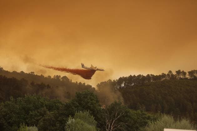 FIRE IN THE VAR REGION IN MONTFORT PHOTOPQR NICE MATIN BOUTRIA LUC 07 31 2026 Photo by Boutria Luc, Nice Matin, Varmatin FIRE IN THE VAR REGION IN MONTFORT Driven by gusts of mistral wind, the blaze is spreading rapidly, creating alarming fire jumps toward Montfort-sur-Argens. Faced with the imminent danger, the Var Prefecture immediately activated the FR Alert system, sending emergency notifications to the cell phones of residents in the area. Montfort-sur-Argens, Var, France, July 31, 2026 – Firefighters battle a flare-up of the Gros Bessillon wildfire near Montfort-sur-Argens as strong mistral winds drive the flames toward the village, France Copyright: xPHOTOPQR NICExMATIN MAXPPPxBOUTRIAxLUCx 20260731NIM1147 20260731NIM1147