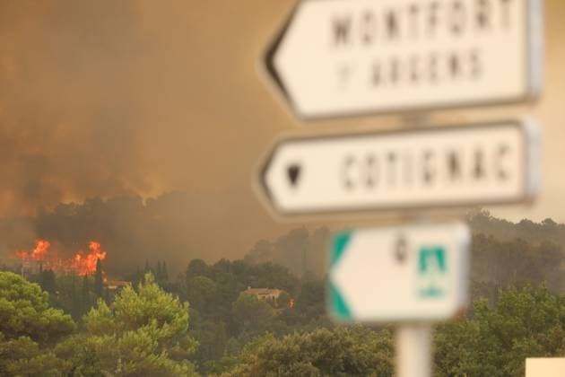 FIRE IN THE VAR REGION IN MONTFORT PHOTOPQR NICE MATIN BOUTRIA LUC 07 31 2026 Photo by Boutria Luc, Nice Matin, Varmatin FIRE IN THE VAR REGION IN MONTFORT Driven by gusts of mistral wind, the blaze is spreading rapidly, creating alarming fire jumps toward Montfort-sur-Argens. Faced with the imminent danger, the Var Prefecture immediately activated the FR Alert system, sending emergency notifications to the cell phones of residents in the area. Montfort-sur-Argens, Var, France, July 31, 2026 – Firefighters battle a flare-up of the Gros Bessillon wildfire near Montfort-sur-Argens as strong mistral winds drive the flames toward the village, France Copyright: xPHOTOPQR NICExMATIN MAXPPPxBOUTRIAxLUCx 20260731NIM1137 20260731NIM1137