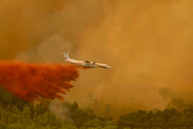 News Bilder des Tages FIRE IN THE VAR REGION IN MONTFORT PHOTOPQR NICE MATIN BOUTRIA LUC 07 31 2026 Photo by Boutria Luc, Nice Matin, Varmatin FIRE IN THE VAR REGION IN MONTFORT Driven by gusts of mistral wind, the blaze is spreading rapidly, creating alarming fire jumps toward Montfort-sur-Argens. Faced with the imminent danger, the Var Prefecture immediately activated the FR Alert system, sending emergency notifications to the cell phones of residents in the area. Montfort-sur-Argens, Var, France, July 31, 2026 – Firefighters battle a flare-up of the Gros Bessillon wildfire near Montfort-sur-Argens as strong mistral winds drive the flames toward the village, France Copyright: xPHOTOPQR NICExMATIN MAXPPPxBOUTRIAxLUCx 20260731NIM1146 20260731NIM1146