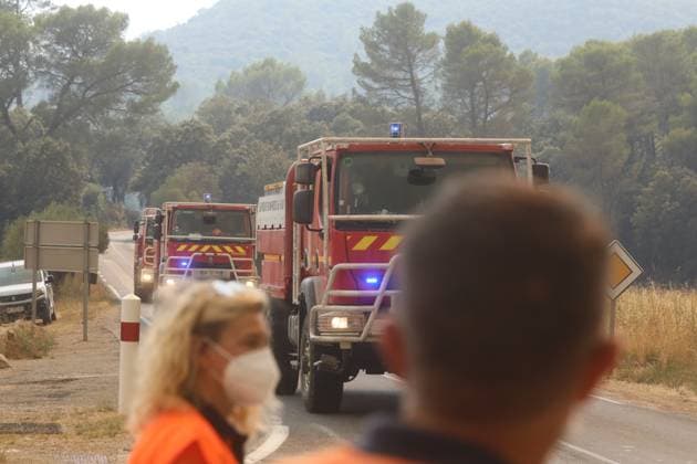 FIRE IN THE VAR REGION IN MONTFORT PHOTOPQR NICE MATIN BOUTRIA LUC 07 31 2026 Photo by Boutria Luc, Nice Matin, Varmatin FIRE IN THE VAR REGION IN MONTFORT Driven by gusts of mistral wind, the blaze is spreading rapidly, creating alarming fire jumps toward Montfort-sur-Argens. Faced with the imminent danger, the Var Prefecture immediately activated the FR Alert system, sending emergency notifications to the cell phones of residents in the area. Montfort-sur-Argens, Var, France, July 31, 2026 – Firefighters battle a flare-up of the Gros Bessillon wildfire near Montfort-sur-Argens as strong mistral winds drive the flames toward the village, France Copyright: xPHOTOPQR NICExMATIN MAXPPPxBOUTRIAxLUCx 20260731NIM1149 20260731NIM1149
