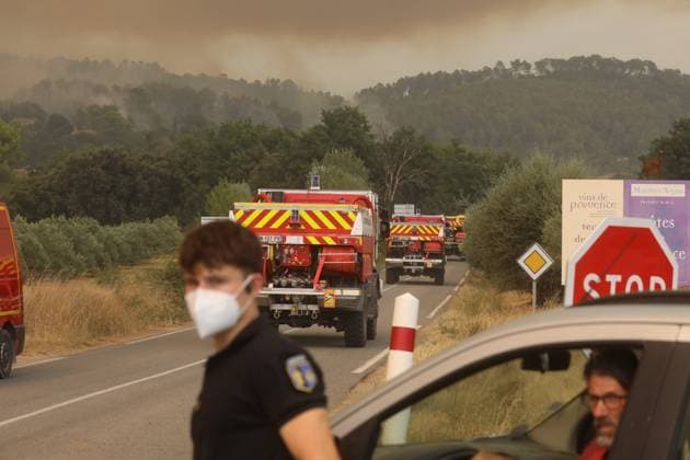 FIRE IN THE VAR REGION IN MONTFORT PHOTOPQR NICE MATIN BOUTRIA LUC 07 31 2026 Photo by Boutria Luc, Nice Matin, Varmatin FIRE IN THE VAR REGION IN MONTFORT Driven by gusts of mistral wind, the blaze is spreading rapidly, creating alarming fire jumps toward Montfort-sur-Argens. Faced with the imminent danger, the Var Prefecture immediately activated the FR Alert system, sending emergency notifications to the cell phones of residents in the area. Montfort-sur-Argens, Var, France, July 31, 2026 – Firefighters battle a flare-up of the Gros Bessillon wildfire near Montfort-sur-Argens as strong mistral winds drive the flames toward the village, France Copyright: xPHOTOPQR NICExMATIN MAXPPPxBOUTRIAxLUCx 20260731NIM1156 20260731NIM1156