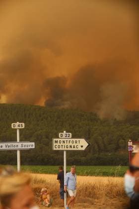 FIRE IN THE VAR REGION IN MONTFORT PHOTOPQR NICE MATIN BOUTRIA LUC 07 31 2026 Photo by Boutria Luc, Nice Matin, Varmatin FIRE IN THE VAR REGION IN MONTFORT Driven by gusts of mistral wind, the blaze is spreading rapidly, creating alarming fire jumps toward Montfort-sur-Argens. Faced with the imminent danger, the Var Prefecture immediately activated the FR Alert system, sending emergency notifications to the cell phones of residents in the area. Montfort-sur-Argens, Var, France, July 31, 2026 – Firefighters battle a flare-up of the Gros Bessillon wildfire near Montfort-sur-Argens as strong mistral winds drive the flames toward the village, France Copyright: xPHOTOPQR NICExMATIN MAXPPPxBOUTRIAxLUCx 20260731NIM1148 20260731NIM1151