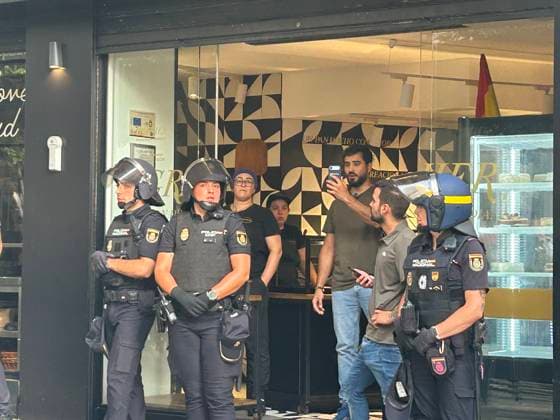 Migrants who crossed into Ceuta are returning to Morocco as businesses close, to regain their strength and cross again. Luis Alvise Pérez, Member of the European Parliament and leader of Se Acabó la Fiesta (SALF), takes refuge in a café on August 1, 2026, in Ceuta, Spain. Migrants who managed to swim into Ceuta in recent days are voluntarily returning to the Moroccan side, to the town of Castillejos, due to the widespread closure of stores and businesses in the autonomous city and the difficulty in accessing food and water, with the intention of eating, regaining their strength, and attempting to cross into Spain again. AUGUST 1, 2026 Gabriela Sardá Nún Ceuta Ceuta, Spain Copyright: xGabrielaxSardaxNunezx 7698642
