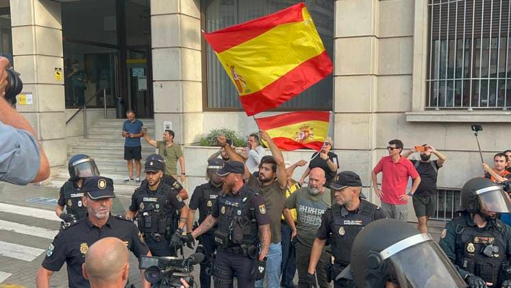 Migrants who crossed into Ceuta are returning to Morocco as businesses close, to regain their strength and cross again. Luis Alvise Pérez, Member of the European Parliament and leader of Se Acabó la Fiesta (SALF), as of August 1, 2026, in Ceuta, Spain. Migrants who managed to swim into Ceuta in recent days are voluntarily returning to the Moroccan side, to the town of Castillejos, due to the widespread closure of stores and businesses in the autonomous city and the difficulty in accessing food and water, with the intention of eating, regaining their strength, and attempting to cross into Spain again. AUGUST 1, 2026 Gabriela Sardá Nún Ceuta Ceuta, Spain Copyright: xGabrielaxSardaxNunezx 7698638
