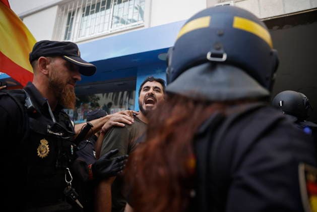 Migrants who crossed into Ceuta are returning to Morocco as businesses close, to regain their strength and cross again. The Member of the European Parliament and leader of Se Acabó la Fiesta (SALF), Luis Alvise Pérez, is rebuked and escorted by the National Police on August 1, 2026, in Ceuta, Spain. Migrants who managed to swim into Ceuta in recent days are voluntarily returning to the Moroccan side, to the town of Castillejos, in light of the widespread closure of stores and businesses in the autonomous city and the difficulty in accessing food and water, with the intention of eating, regaining their strength, and attempting to cross into Spain again. AUGUST 1, 2026, Jesú, Ceuta, Ceuta, Spain Copyright: xJesusxTorresx 7698690