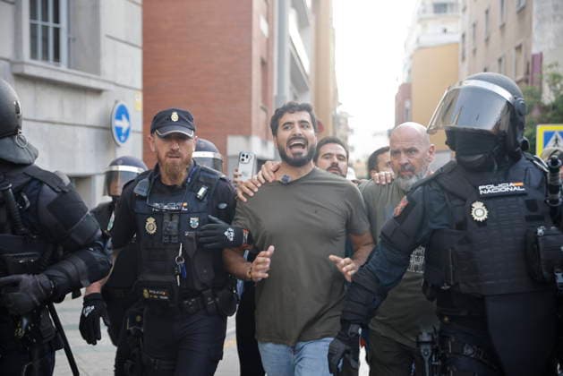 Migrants who crossed into Ceuta are returning to Morocco as businesses close, to regain their strength and cross again. The Member of the European Parliament and leader of Se Acabó la Fiesta (SALF), Luis Alvise Pérez, is rebuked and escorted by the National Police on August 1, 2026, in Ceuta, Spain. Migrants who managed to swim into Ceuta in recent days are voluntarily returning to the Moroccan side, to the town of Castillejos, in light of the widespread closure of stores and businesses in the autonomous city and the difficulty in accessing food and water, with the intention of eating, regaining their strength, and attempting to cross into Spain again. AUGUST 1, 2026, Jesú, Ceuta, Ceuta, Spain Copyright: xJesusxTorresx 7698691