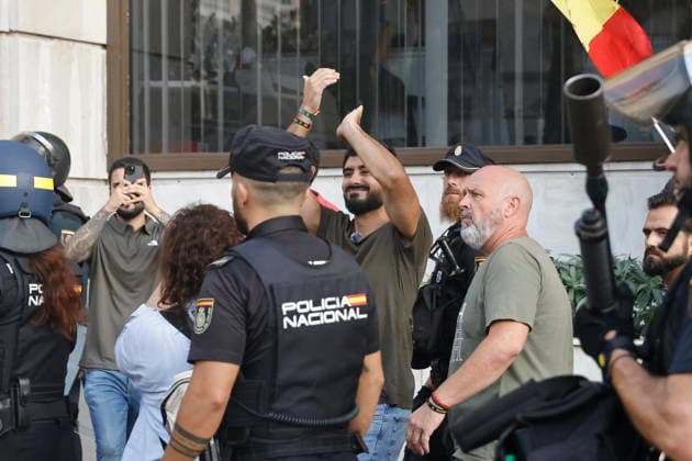 Migrants who crossed into Ceuta are returning to Morocco as businesses close, to regain their strength and cross again. The Member of the European Parliament and leader of Se Acabó la Fiesta (SALF), Luis Alvise Pérez, is rebuked and escorted by the National Police on August 1, 2026, in Ceuta, Spain. Migrants who managed to swim into Ceuta in recent days are voluntarily returning to the Moroccan side, to the town of Castillejos, in light of the widespread closure of stores and businesses in the autonomous city and the difficulty in accessing food and water, with the intention of eating, regaining their strength, and attempting to cross into Spain again. AUGUST 1, 2026, Jesú, Ceuta, Ceuta, Spain Copyright: xJesusxTorresx 7698693