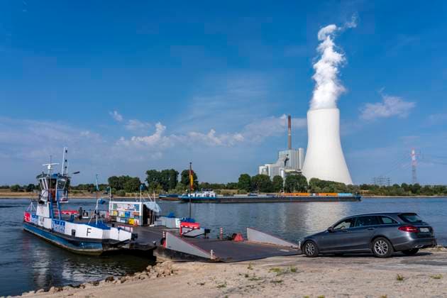 Extremer Niedrigwasser Stand am Rhein, nach dem trockensten und wärmsten Juli, seit der Wetteraufzeichnung, Pegel Rekord Tiefststand, fallen die Ufer trocken, die Schifffahrt kann nur mit verringerter Ladung und Geschwindigkeit fahren, Duisburg-Walsum, Fähranleger der Auto- und Personenfähre von Orsoy nach Walsum, STEAG Heizkraftwerk Walsum, NRW, Deutschland Rhein Niedrigwasser