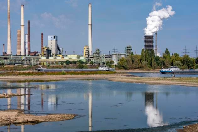 Extremes Niedrigwasser, hier beim Thyssenkrupp Steel Stahlwerk in Duisburg-Marxloh, durch den niedrigen Rheinpegel haben sich Sandbänke gebildet, Frachter können nur mit reduzierter Ladung fahren, das TKS Stahlwerk hat seine Produktion verringert, da nicht mehr genug Rohstoffe für die Stahlindustrie geliefert werden können,Rheinpegel DU-Ruhrort bei 149 cm, tiefster jemals gemessener Pegel, Tendenz fallend, Duisburg, NRW, Deutschland Niedrigwasser Rhein