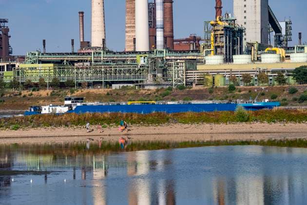 Extremes Niedrigwasser, hier beim Thyssenkrupp Steel Stahlwerk in Duisburg-Marxloh, durch den niedrigen Rheinpegel haben sich Sandbänke gebildet, Frachter können nur mit reduzierter Ladung fahren, das TKS Stahlwerk hat seine Produktion verringert, da nicht mehr genug Rohstoffe für die Stahlindustrie geliefert werden können,Rheinpegel DU-Ruhrort bei 149 cm, tiefster jemals gemessener Pegel, Tendenz fallend, Duisburg, NRW, Deutschland Niedrigwasser Rhein