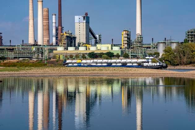 Extremes Niedrigwasser, hier beim Thyssenkrupp Steel Stahlwerk in Duisburg-Marxloh, durch den niedrigen Rheinpegel haben sich Sandbänke gebildet, Frachter können nur mit reduzierter Ladung fahren, das TKS Stahlwerk hat seine Produktion verringert, da nicht mehr genug Rohstoffe für die Stahlindustrie geliefert werden können,Rheinpegel DU-Ruhrort bei 149 cm, tiefster jemals gemessener Pegel, Tendenz fallend, Duisburg, NRW, Deutschland Niedrigwasser Rhein