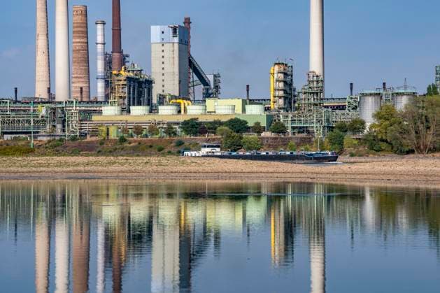 Extremes Niedrigwasser, hier beim Thyssenkrupp Steel Stahlwerk in Duisburg-Marxloh, durch den niedrigen Rheinpegel haben sich Sandbänke gebildet, Frachter können nur mit reduzierter Ladung fahren, das TKS Stahlwerk hat seine Produktion verringert, da nicht mehr genug Rohstoffe für die Stahlindustrie geliefert werden können,Rheinpegel DU-Ruhrort bei 149 cm, tiefster jemals gemessener Pegel, Tendenz fallend, Duisburg, NRW, Deutschland Niedrigwasser Rhein