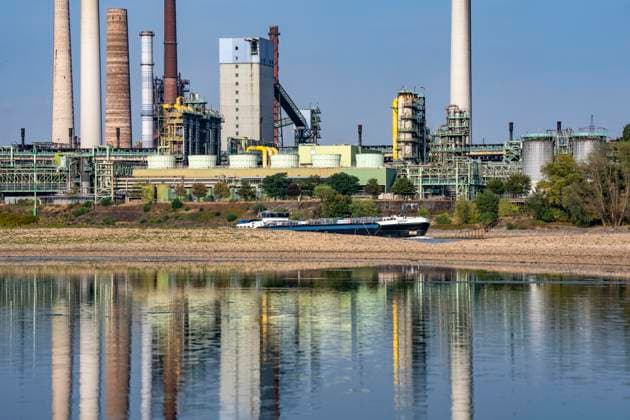 Extremes Niedrigwasser, hier beim Thyssenkrupp Steel Stahlwerk in Duisburg-Marxloh, durch den niedrigen Rheinpegel haben sich Sandbänke gebildet, Frachter können nur mit reduzierter Ladung fahren, das TKS Stahlwerk hat seine Produktion verringert, da nicht mehr genug Rohstoffe für die Stahlindustrie geliefert werden können,Rheinpegel DU-Ruhrort bei 149 cm, tiefster jemals gemessener Pegel, Tendenz fallend, Duisburg, NRW, Deutschland Niedrigwasser Rhein