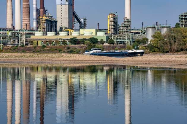 Extremes Niedrigwasser, hier beim Thyssenkrupp Steel Stahlwerk in Duisburg-Marxloh, durch den niedrigen Rheinpegel haben sich Sandbänke gebildet, Frachter können nur mit reduzierter Ladung fahren, das TKS Stahlwerk hat seine Produktion verringert, da nicht mehr genug Rohstoffe für die Stahlindustrie geliefert werden können,Rheinpegel DU-Ruhrort bei 149 cm, tiefster jemals gemessener Pegel, Tendenz fallend, Duisburg, NRW, Deutschland Niedrigwasser Rhein