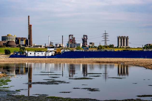Extremes Niedrigwasser, hier beim Thyssenkrupp Steel Stahlwerk in Duisburg-Marxloh, durch den niedrigen Rheinpegel haben sich Sandbänke gebildet, Frachter können nur mit reduzierter Ladung fahren, das TKS Stahlwerk hat seine Produktion verringert, da nicht mehr genug Rohstoffe für die Stahlindustrie geliefert werden können,Rheinpegel DU-Ruhrort bei 149 cm, tiefster Pegelstand der je gemessen wurde, Tendenz fallend, Hochofen, Duisburg, NRW, Deutschland Niedrigwasser Rhein