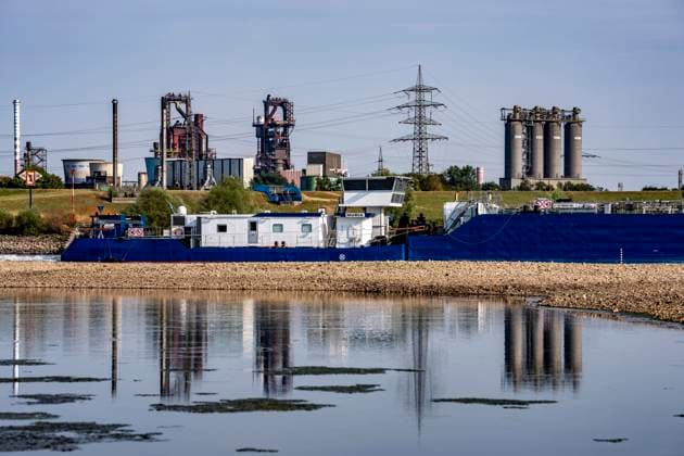 Extremes Niedrigwasser, hier beim Thyssenkrupp Steel Stahlwerk in Duisburg-Marxloh, durch den niedrigen Rheinpegel haben sich Sandbänke gebildet, Frachter können nur mit reduzierter Ladung fahren, das TKS Stahlwerk hat seine Produktion verringert, da nicht mehr genug Rohstoffe für die Stahlindustrie geliefert werden können,Rheinpegel DU-Ruhrort bei 149 cm, tiefster Pegelstand der je gemessen wurde, Tendenz fallend, Hochofen, Duisburg, NRW, Deutschland Niedrigwasser Rhein