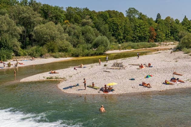 Niedrigwasser an der Isar: bei einem Pegelstand von 90 Zentimetern haben sich die Kiesbänke am Münchner Flaucher vergrößert, Badende genießen das Sommerwetter, Problem Trockenheit, München, 4. August 2026 Deutschland, München, 4. August 2026, Niedrigwasser an der Isar: bei einem Pegelstand von 90 Zentimetern haben sich die Kiesbänke am Münchner Flaucher vergrößert, sie werden sichtbarer, Badende genießen das Sommerwetter und kühlen sich bei Temperaturen von 33 Grad im Wasser ab, die Trockenheit der letzten Monate macht sich bemerkbar, sommerliches heißes Wetter, zu wenig Regen, schönes Wetter, Sommer, Sonnenschein, Rekordhitze, Hitzewelle, Bayern,