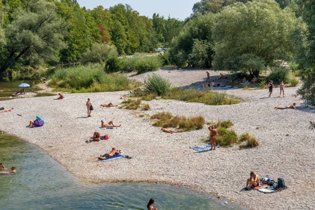Niedrigwasser an der Isar: bei einem Pegelstand von 90 Zentimetern haben sich die Kiesbänke am Münchner Flaucher vergrößert, Badende genießen das Sommerwetter, Problem Trockenheit, München, 4. August 2026 Deutschland, München, 4. August 2026, Niedrigwasser an der Isar: bei einem Pegelstand von 90 Zentimetern haben sich die Kiesbänke am Münchner Flaucher vergrößert, sie werden sichtbarer, Badende genießen das Sommerwetter und kühlen sich bei Temperaturen von 33 Grad im Wasser ab, die Trockenheit der letzten Monate macht sich bemerkbar, sommerliches heißes Wetter, zu wenig Regen, schönes Wetter, Sommer, Sonnenschein, Rekordhitze, Hitzewelle, Bayern,
