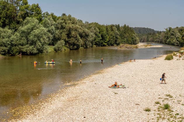 Niedrigwasser an der Isar: die Kiesbänke am Isarufer haben sich vergrößert, Badende genießen das Sommerwetter, Problem Trockenheit, Schäftlarn, Landkreis München4. August 2026 Deutschland, Schäftlarn, Landkreis München, 4. August 2026, Niedrigwasser an der Isar: die Kiesbänke am Isarufer haben sich ausgedehnt, sie werden sichtbarer, Badende genießen das Sommerwetter und kühlen sich bei Temperaturen von 33 Grad im Wasser ab, Blick von der Dürnsteiner Brücke, die Trockenheit der letzten Monate macht sich bemerkbar, sommerliches heißes Wetter, zu wenig Regen, schönes Wetter, Sommer, Sonnenschein, Rekordhitze, Hitzewelle, Bayern,