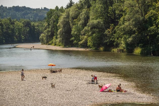 Niedrigwasser an der Isar: die Kiesbänke am Isarufer haben sich vergrößert, Badende genießen das Sommerwetter, Problem Trockenheit, Schäftlarn, Landkreis München4. August 2026 Deutschland, Schäftlarn, Landkreis München, 4. August 2026, Niedrigwasser an der Isar: die Kiesbänke am Isarufer haben sich ausgedehnt, sie werden sichtbarer, Badende genießen das Sommerwetter und kühlen sich bei Temperaturen von 33 Grad im Wasser ab, Blick von der Dürnsteiner Brücke, die Trockenheit der letzten Monate macht sich bemerkbar, sommerliches heißes Wetter, zu wenig Regen, schönes Wetter, Sommer, Sonnenschein, Rekordhitze, Hitzewelle, Bayern,