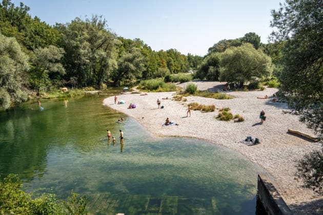 Niedrigwasser an der Isar: bei einem Pegelstand von 90 Zentimetern haben sich die Kiesbänke am Münchner Flaucher vergrößert, Badende genießen das Sommerwetter, Problem Trockenheit, München, 4. August 2026 Deutschland, München, 4. August 2026, Niedrigwasser an der Isar: bei einem Pegelstand von 90 Zentimetern haben sich die Kiesbänke am Münchner Flaucher ausgedehnt, sie werden sichtbarer, Badende genießen das Sommerwetter und kühlen sich bei Temperaturen von 33 Grad im Wasser ab, die Trockenheit der letzten Monate macht sich bemerkbar, sommerliches heißes Wetter, zu wenig Regen, schönes Wetter, Sommer, Sonnenschein, Rekordhitze, Hitzewelle, Bayern,
