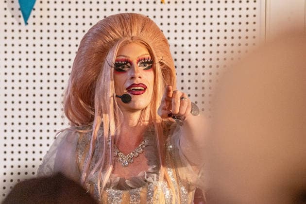 Dragqueen Vicky Voyage bei Kinderbuch-Lesung in der Stadtbücherei Augsburg, draußen vor der Bücherei läuft dagegen ein AfD-naher Protest, Augsburg, 5. August 2026 Deutschland, Augsburg, 5. August 2026, Dragqueen Vicky Voyage bei Kinderbuch-Lesung in der Stadtbücherei Augsburg, Ernst-Reuter-Platz, Mittwochnachmittag ab 15:30 Uhr, der AfD-nahe Jugendverein Aljuza demonstriert vor der Stadtbücherei gegen diesen Auftritt, Aljuza Abkürzung für Alternatives Jugendzentrum Augsburg, rechtsextremer Protest, Bayern